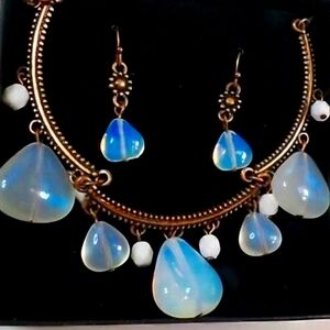 AVON OPALESQUE BEADED NECKLACE & EARRINGS SET W/BOX